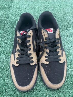Nike Men’s Low-Top Sneakers in Black & Tan